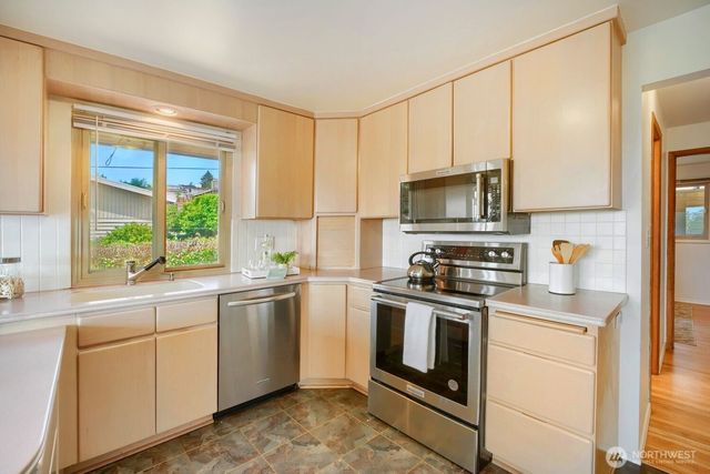 924 S 226th Place, Des Moines, WA 98198