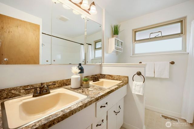 924 S 226th Place, Des Moines, WA 98198