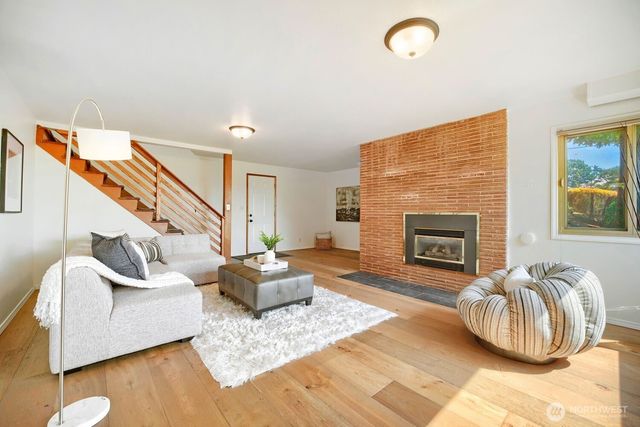 924 S 226th Place, Des Moines, WA 98198