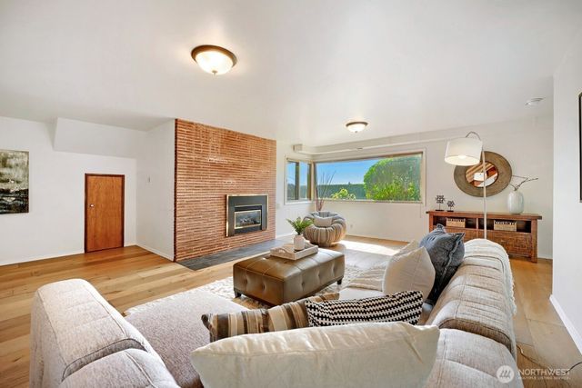 924 S 226th Place, Des Moines, WA 98198