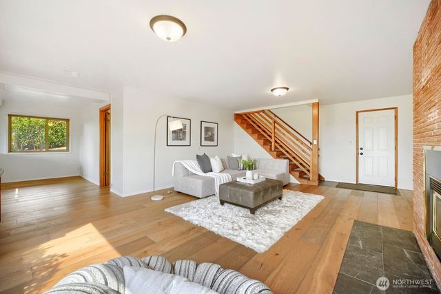 924 S 226th Place, Des Moines, WA 98198