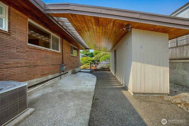 924 S 226th Place, Des Moines, WA 98198