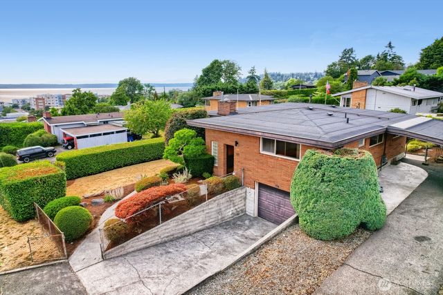 924 S 226th Place, Des Moines, WA 98198