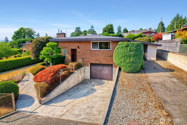 924 S 226th Place, Des Moines, WA 98198