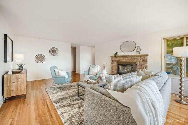 924 S 226th Place, Des Moines, WA 98198