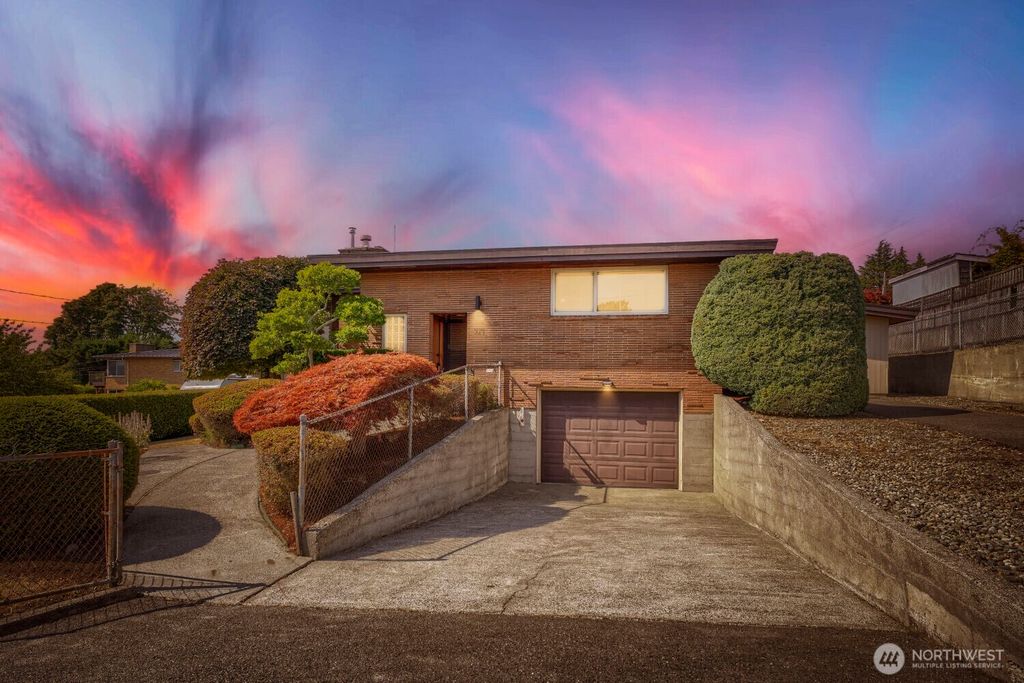 924 S 226th Place, Des Moines, WA 98198
