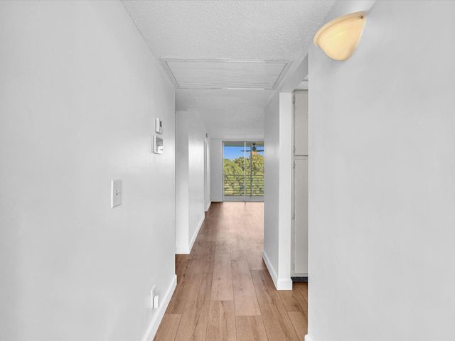 9470 Poinciana Place 303, Davie, FL 33324