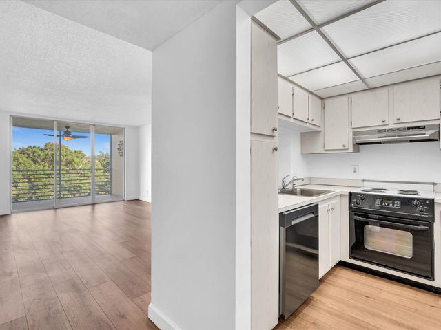 9470 Poinciana Place 303, Davie, FL 33324