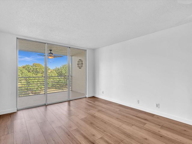 9470 Poinciana Place 303, Davie, FL 33324