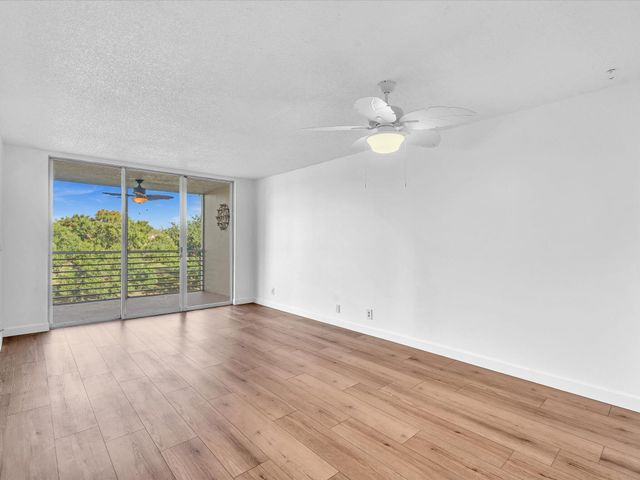 9470 Poinciana Place 303, Davie, FL 33324