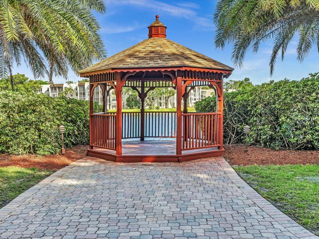 9470 Poinciana Place 303, Davie, FL 33324