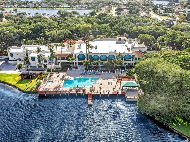 9470 Poinciana Place 303, Davie, FL 33324