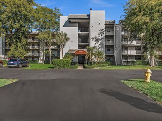 9470 Poinciana Place 303, Davie, FL 33324