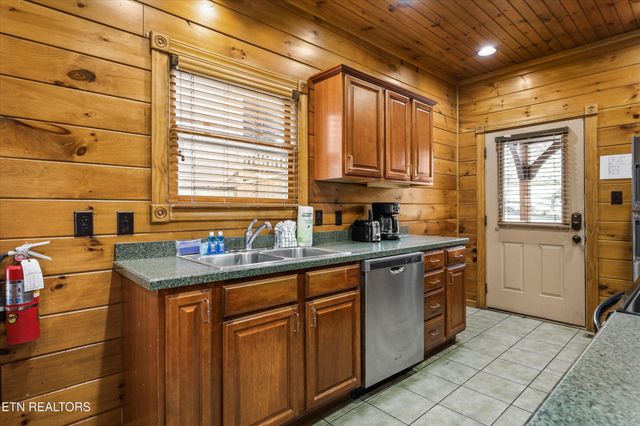 826 Great Smoky Way, Gatlinburg, TN 37738