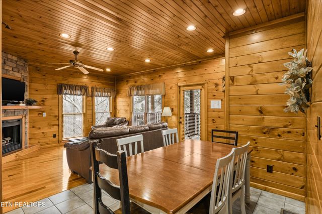 826 Great Smoky Way, Gatlinburg, TN 37738