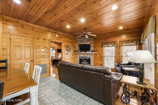 826 Great Smoky Way, Gatlinburg, TN 37738