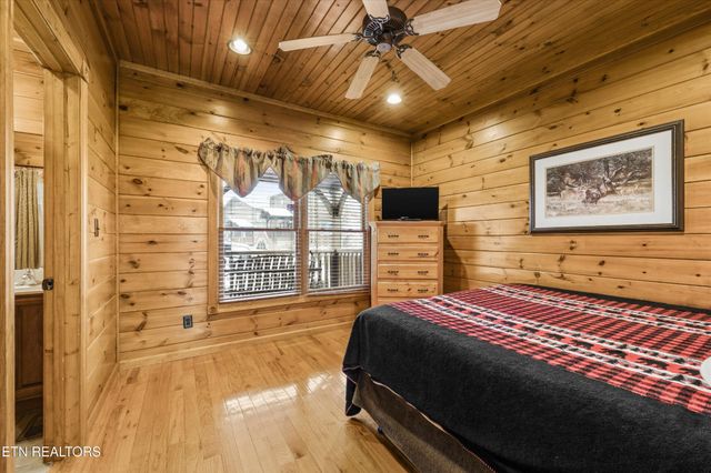 826 Great Smoky Way, Gatlinburg, TN 37738