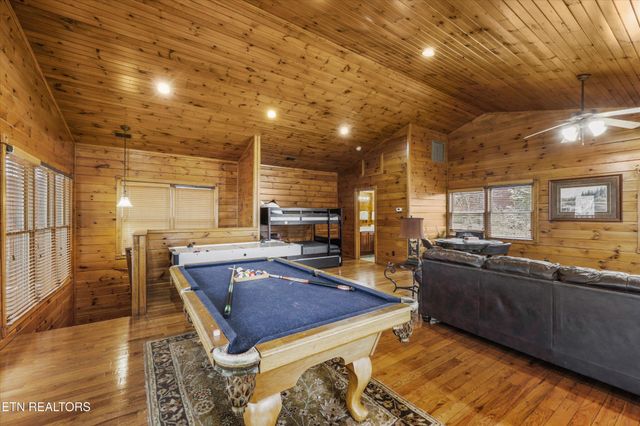 826 Great Smoky Way, Gatlinburg, TN 37738