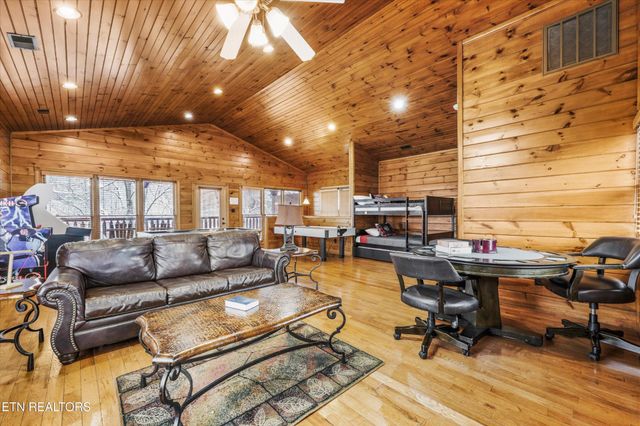 826 Great Smoky Way, Gatlinburg, TN 37738