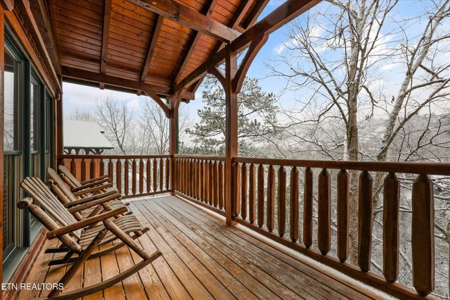 826 Great Smoky Way, Gatlinburg, TN 37738