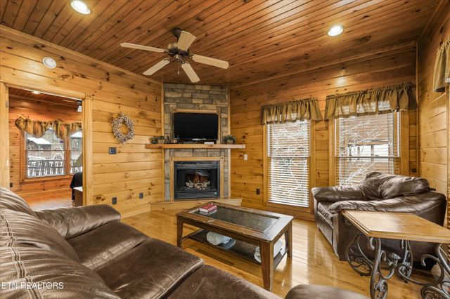 826 Great Smoky Way, Gatlinburg, TN 37738