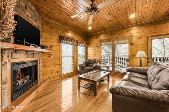 826 Great Smoky Way, Gatlinburg, TN 37738
