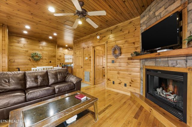 826 Great Smoky Way, Gatlinburg, TN 37738