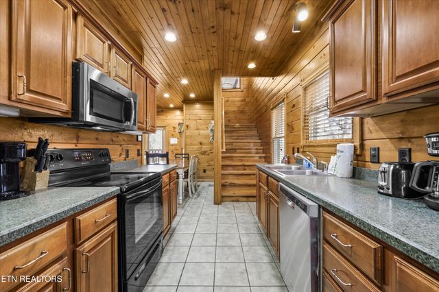 826 Great Smoky Way, Gatlinburg, TN 37738