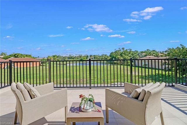 2875 Coco Lakes DR, Naples, FL 34105