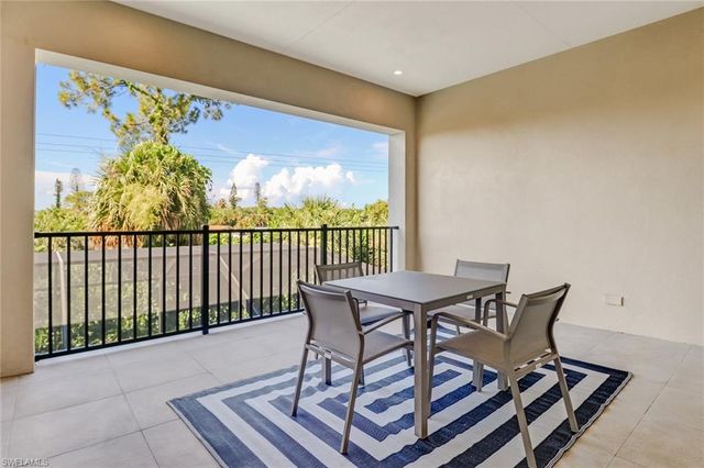 2875 Coco Lakes DR, Naples, FL 34105