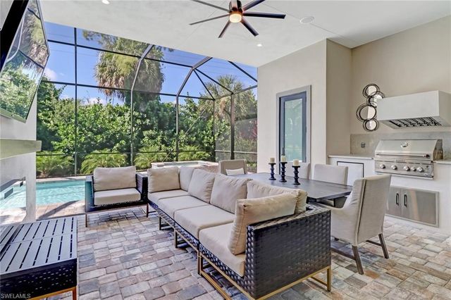 2875 Coco Lakes DR, Naples, FL 34105