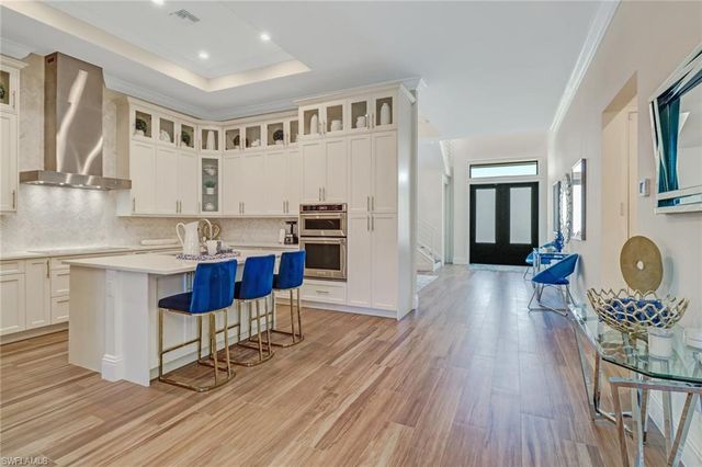 2875 Coco Lakes DR, Naples, FL 34105