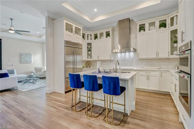 2875 Coco Lakes DR, Naples, FL 34105