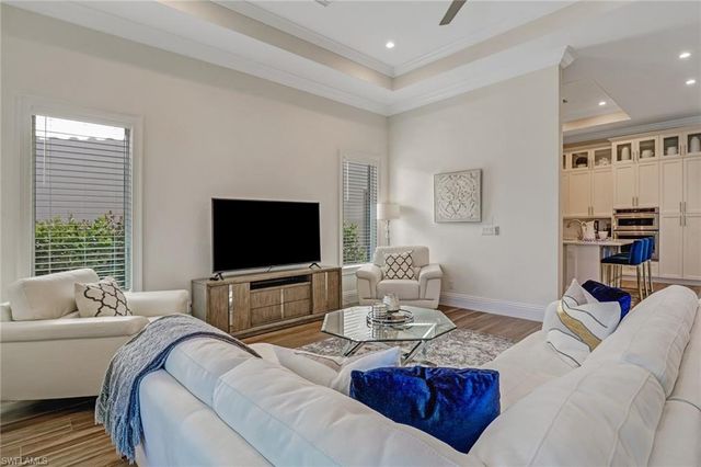 2875 Coco Lakes DR, Naples, FL 34105