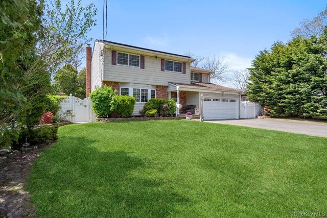 1300 Oak Avenue, West Islip, NY 11795