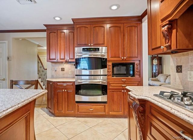 1300 Oak Avenue, West Islip, NY 11795