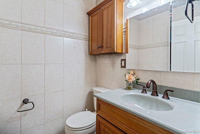1300 Oak Avenue, West Islip, NY 11795