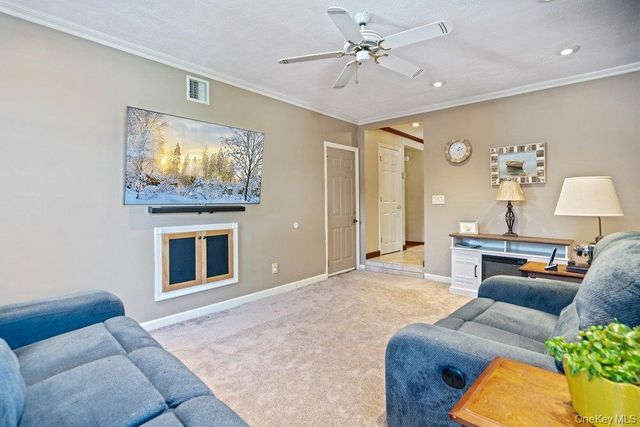 1300 Oak Avenue, West Islip, NY 11795