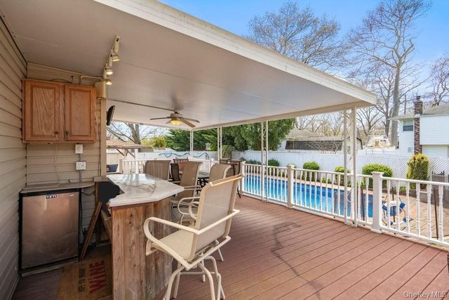 1300 Oak Avenue, West Islip, NY 11795