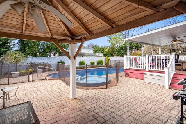 1300 Oak Avenue, West Islip, NY 11795