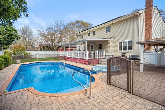 1300 Oak Avenue, West Islip, NY 11795