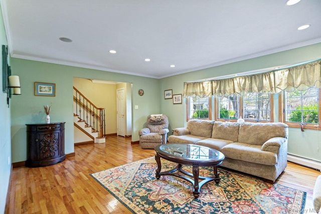1300 Oak Avenue, West Islip, NY 11795