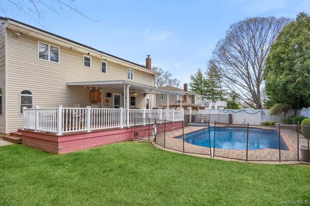 1300 Oak Avenue, West Islip, NY 11795