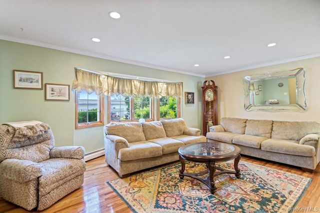 1300 Oak Avenue, West Islip, NY 11795
