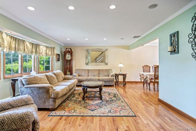 1300 Oak Avenue, West Islip, NY 11795