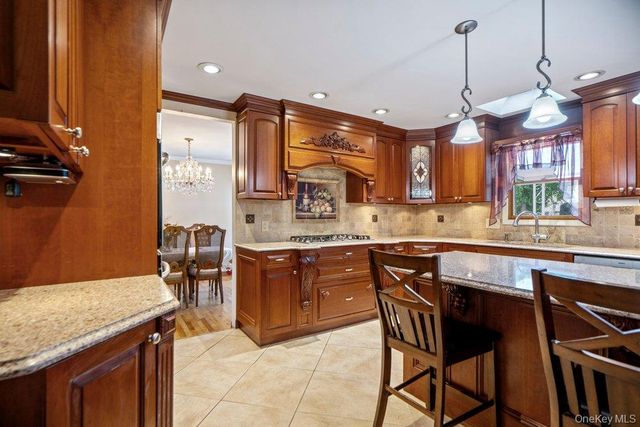 1300 Oak Avenue, West Islip, NY 11795