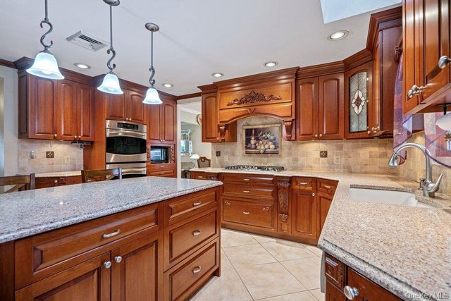1300 Oak Avenue, West Islip, NY 11795