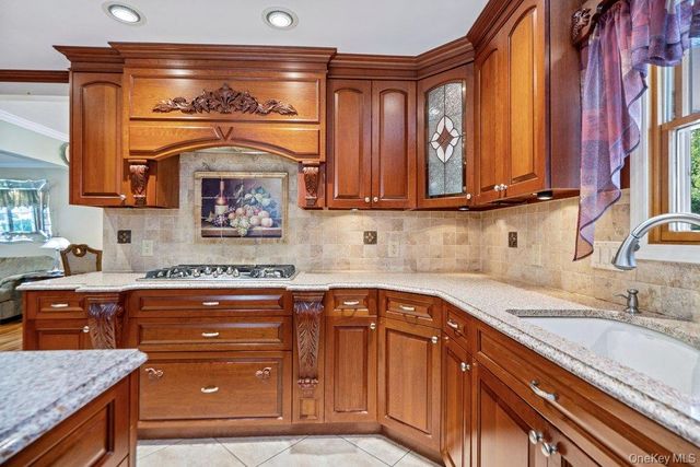 1300 Oak Avenue, West Islip, NY 11795