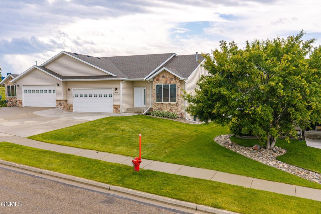 4308 Boulder Ridge Road, Bismarck, ND 58503 photo 2