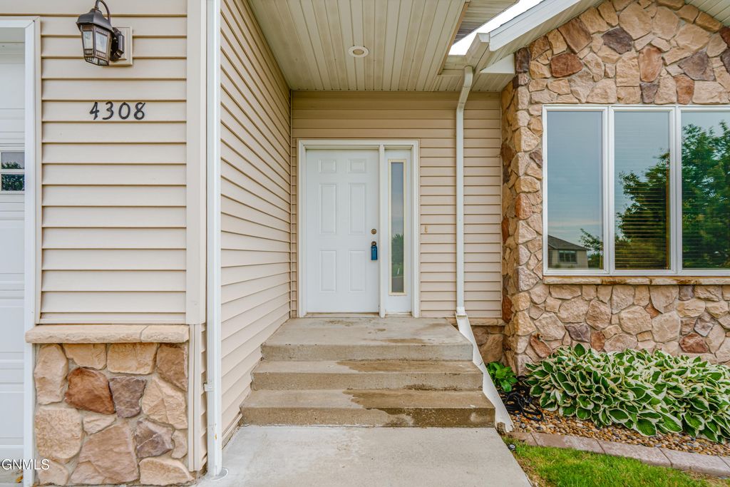 4308 Boulder Ridge Road, Bismarck, ND 58503 photo 3